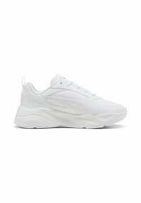 Białe sportowe sneakersy z gładką syntetyczną cholewką, wyściełanym kołnierzem, teksturowaną podeszwą i subtelnymi dekoracyjnymi szwami.