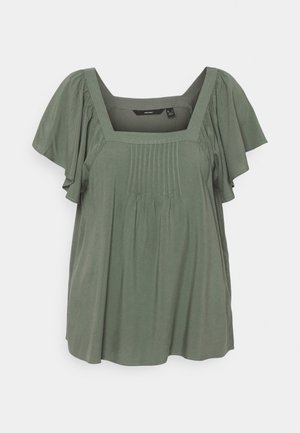 Groene blouse met korte mouwen, vierkante halslijn en geplooide details aan de voorkant, met losse, vloeiende vleugelachtige mouwen.