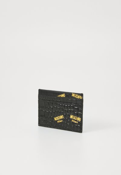 Črn faux krokodil usnjeni etui za kartice z vtisnjenim logotipom, ki vsebuje štiri reže za kartice in eleganten pravokoten obliko. Teksturirana površina in sijoč zaključek.