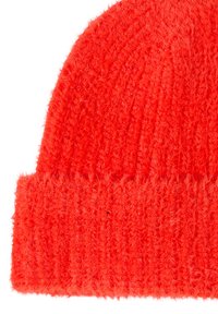 Beanie rosso lavorato a maglia realizzato in materiale peloso, con texture a coste e orlo piegato. Colore vivace con un aspetto morbido e caldo.