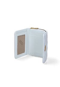 Portafoglio in pelle bianca con design trapuntato, zip dorata e scomparti per carte interni. Presenta una finestra trasparente per l'identificazione e una superficie liscia.