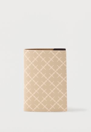 Beige bi-fold portemonnee met een subtiel herhalend geometrisch patroon en zichtbare stiksels op een effen achtergrond.