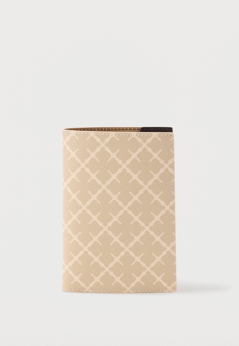 Μπεζ δίπτυχο πορτοφόλι με μια διακριτική επαναλαμβανόμενη γεωμετρική σχεδίαση και ορατή ραφή σε απλό φόντο.