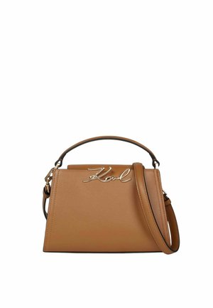 Sac à main en cuir marron avec une poignée supérieure et une bandoulière amovible, avec un logo doré "Karl" sur le rabat avant.