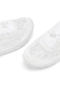 LASCANA SNEAKER - Sneaker low - weiß