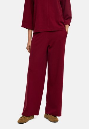 - Spodnie materiałowe