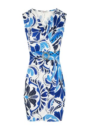 Robe portefeuille sans manches avec un motif floral bleu et noir sur tissu blanc, dotée d'une ceinture assortie avec une boucle circulaire dorée.