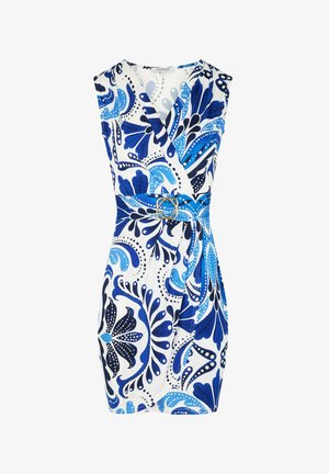 Robe portefeuille sans manches avec un motif floral bleu et noir sur tissu blanc, dotée d'une ceinture assortie avec une boucle circulaire dorée.