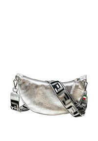 Metalen zilveren handtas met een gebogen vorm, voorzien van een gestreepte zwart-witte schouderband en een klein vlaggenhangerdetail. Ritssluiting.