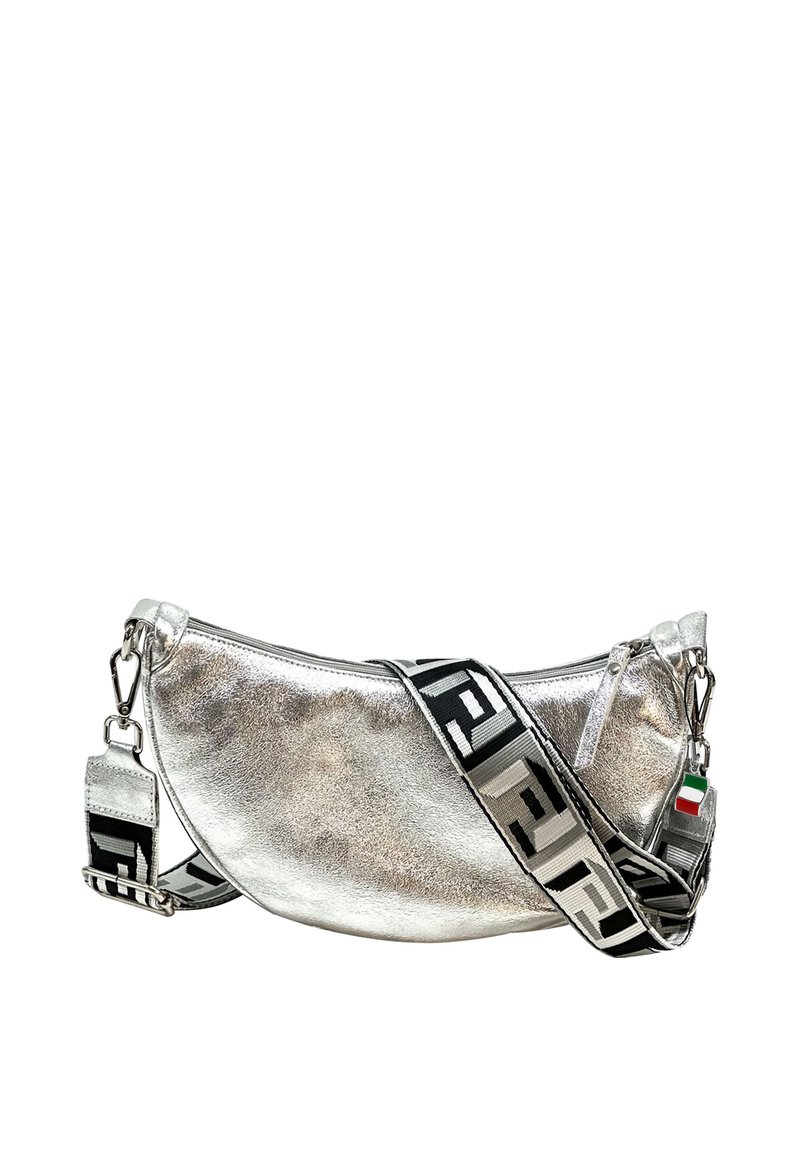 Metalen zilveren handtas met een gebogen vorm, voorzien van een gestreepte zwart-witte schouderband en een klein vlaggenhangerdetail. Ritssluiting.