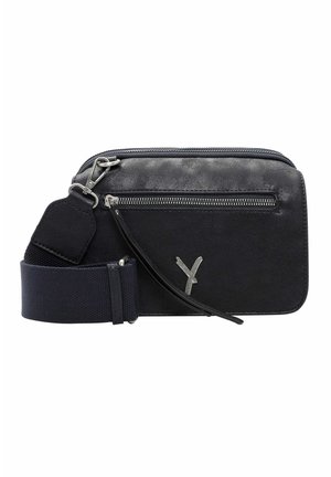 Zwarte leren crossbodytas met zilverkleurige hardware, ritssluitingen en een afneembare donkerblauwe band. Voorzien van een geperst logodetail.