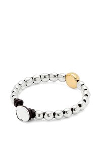 Pulsera de cuentas de plata y oro con un diseño elástico. Presenta cuentas esféricas pulidas y un acento de nudo deslizante en cuero marrón oscuro.