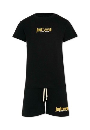 Ensemble T-shirt noir à manches courtes et short avec texte jaune « Just Cavalli Little Rogue » sur la poitrine et la jambe gauche, doté d'un cordon blanc sur le short.