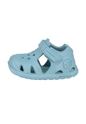 Sandalia para niño pequeña azul claro con parte delantera perforada, cierre de velcro, suela texturizada y logo de la marca en el lateral y la correa.