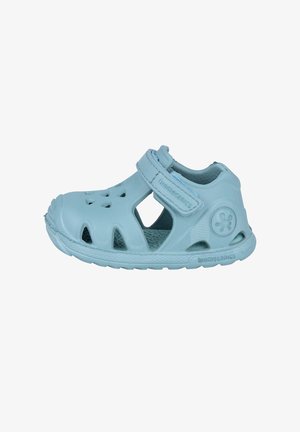 Sandalia para niño pequeña azul claro con parte delantera perforada, cierre de velcro, suela texturizada y logo de la marca en el lateral y la correa.