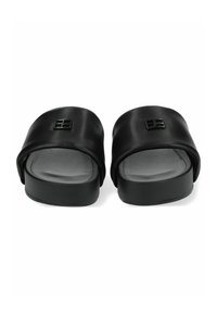 Sandalias deslizantes de cuero negro con una banda ancha, suela plana, textura sutil y un acento decorativo de hardware negro en la correa.