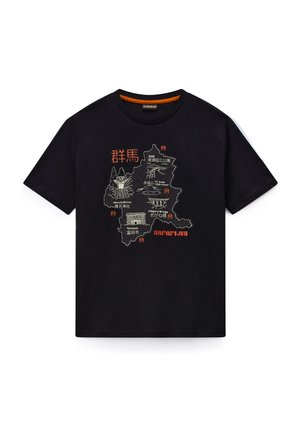 Sort t-shirt med korte ærmer og en krave med orange kant, med et hvidt og orange grafisk kort samt japansk tekst på fronten.