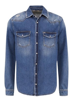 Camisa de mezclilla azul de manga larga con botones en el frente, dos bolsillos en el pecho con solapas y ligero desgaste en los hombros y bolsillos.