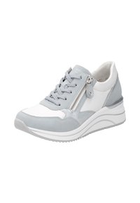 Hellgraue und weiße Sportschuhe aus Leder und Wildleder, mit Schnürsenkeln und einem seitlichen Reißverschluss, dicker Sohle und metallischen Akzenten.
