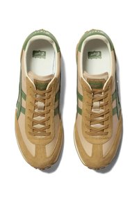 Sneaker marroni e verdi con un mix di suede e rete. Presenta una punta testurizzata, lacci e accenti a strisce. Logo Onitsuka Tiger sulla linguetta.