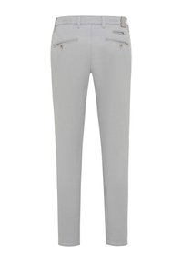Pantaloni grigi su misura con una vestibilità slim, due tasche posteriori con chiusura a bottone e una texture liscia.