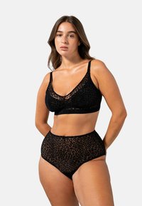 Set di lingerie in pizzo nero composto da un bralette e slip a vita alta con motivo leopardato. Materiale morbido e texture trasparente.