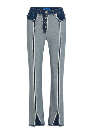 Heledsinine denim teksad kõrge vöökoht, nelja nupuga kinnitamine, kaks eesmist taskut ja valged küljeõmblused, mille servad on lahtised.