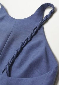 Vestido azul sin mangas con un tejido texturizado, una tira trenzada y un escote redondeado, con un acabado suave y mate.