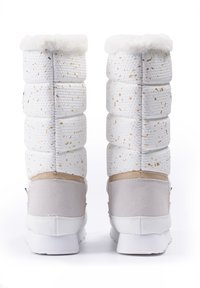 Weiße und goldene Winterstiefel mit einer strukturierten Oberseite und einem weichen Fellkragen, ausgestattet mit einem glatten beigen Rückenteil und einer weißen Gummisohle.