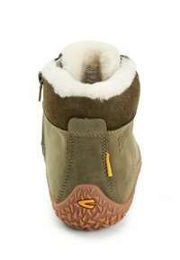 Olijfgroene laars met een bovenkant van suede, fleece voering en rubberen zool met een gestructureerd patroon. Zipper aan de zijkant en gele accentdetails.