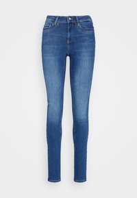 Smaljeans i mellomblå denim. Har høy midje, fem lommer og en jevn tekstur. Messingdetaljer ved midjen.