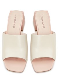 Mules beige con tacco a blocco e punta aperta, realizzati in pelle liscia con dettagli rosa chiaro sul plantare e sul tacco, dotati di una punta quadrata.