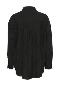 Camicia nera a maniche lunghe con un motivo testurizzato a coste. Presenta un colletto a punta e polsini con bottoni, con una vestibilità rilassata e orlo a coda.
