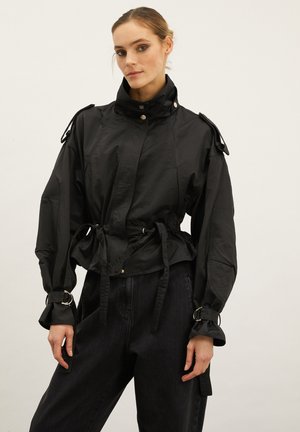 Motivi CON COULISSE IN VITA - Giacca leggera - nero