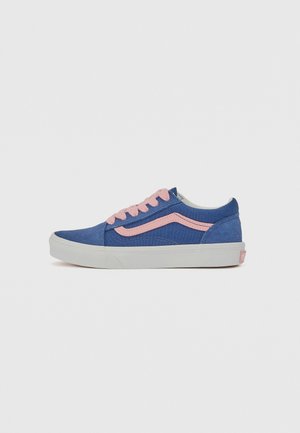 Blauwe lage sneaker met roze veters en streep aan de zijkant, witte rubberen zool, getoond in profiel op een lichtgrijze achtergrond.