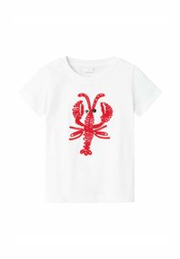 Camiseta blanca de algodón con un diseño destacado de langosta roja, con costuras detalladas y acentos bordados en negro en los ojos.