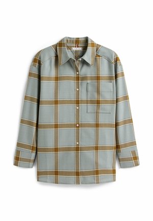 Camisa de cuadros de manga larga en tonos azul claro, marrón y beige. Cuenta con un cierre frontal de botones, cuello, un bolsillo en el pecho y corte estándar.