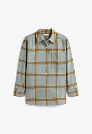 Camisa de cuadros de manga larga en tonos azul claro, marrón y beige. Cuenta con un cierre frontal de botones, cuello, un bolsillo en el pecho y corte estándar.