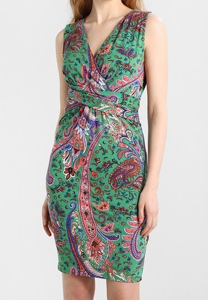 Groene mouwloze jurk met een paisleypatroon in roze, paars en wit, met een wikkelontwerp en een getailleerde silhouet.