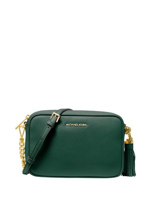 Zielona, teksturowana skórzana torba na ramię z złotym łańcuszkowym paskiem, złotą klamrą, detalem z frędzli i złotym logo Michael Kors z przodu.