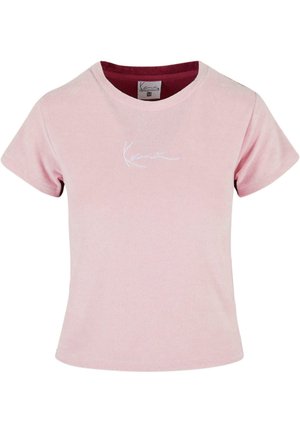 T-shirt di cotone rosa con maniche corte e scollo rotondo. Presenta un logo ricamato bianco sul davanti e un interno bordeaux a contrasto.