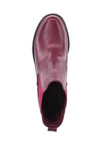 Bottine en cuir bordeaux avec une finition lisse et des panneaux élastiques sur les côtés, dotée d'une semelle en caoutchouc noire à profil bas. Design à bout rond.