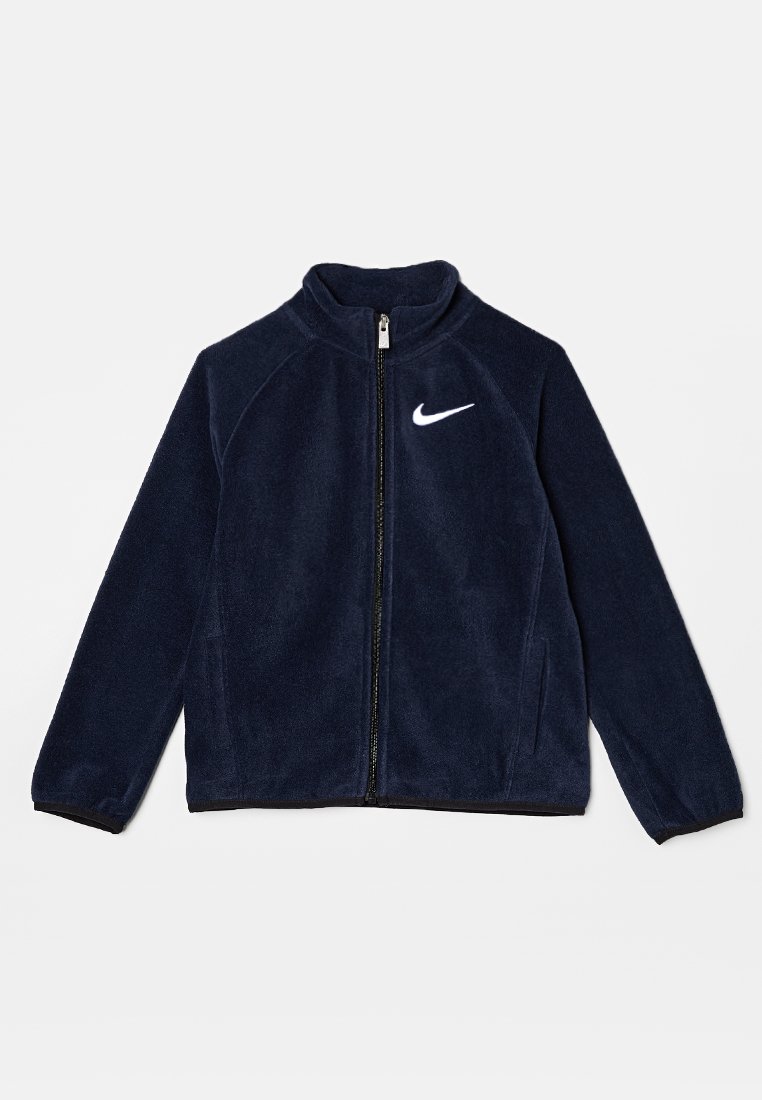 Veste en polaire bleu marine avec un col montant, zip intégral et logo Nike blanc sur la poitrine gauche. Comprend des manches raglan et des poches latérales.