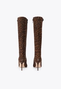 Kniehoge bruine laarzen met luipaardprint, een spitse neus en een stilettohak, met ritsen aan de achterkant voor gemakkelijk aan- en uittrekken.