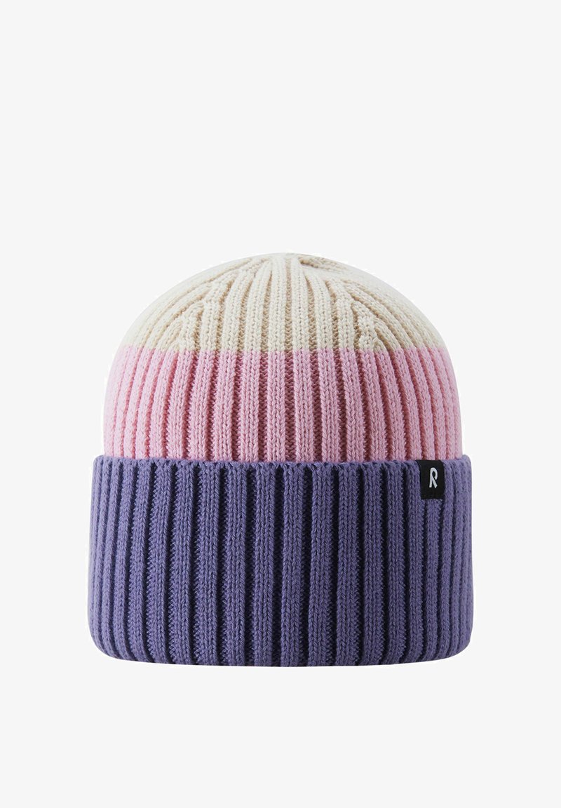 Dziana prążkowana czapka z trzema kolorowymi blokami: kremowym wierzchem, różowym środkiem oraz złożonym fioletowym brzegiem z małą czarną metką.