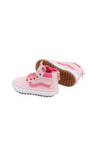 Las zapatillas altas de ante rosa cuentan con suelas blancas, detalles en rosa, un diseño con cordones y suelas de goma texturizadas para mayor agarre.