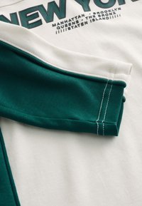 Valimata, ecru green