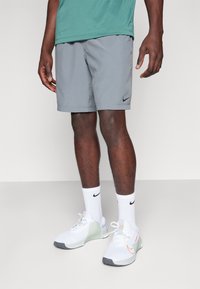 Nike Performance - FORM SHORT - Sporta šorti - smoke grey/black Miniatūras attēls 1