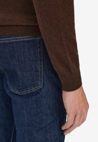 John Henric CLASSIC CREW NECK - Stickad tröja - dark brown