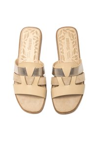 Sandali slide in pelle beige con soletta testurizzata, dotati di due cinturini orizzontali e un cinturino metallico decorativo, suola piatta per il massimo comfort.